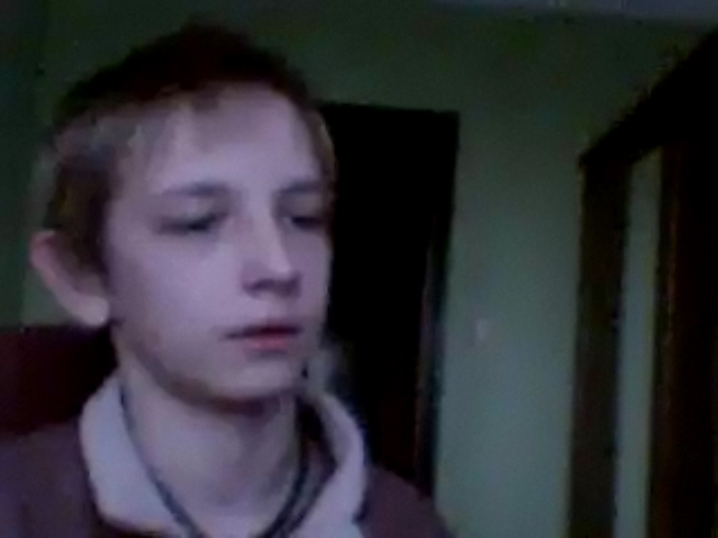 Rap Dave kouká upřeně do kamery